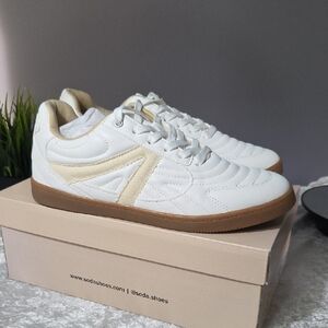 Soda Womens Vastine White and Cream Sneakers